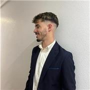 adapto mis clases al nivel de cada alumno. En suma, tengo paciencia a la hora de tratar con la gente si le queda cualquier duda después de la explicación.